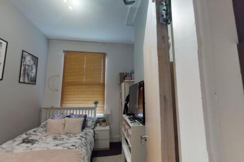 A cozy, well-maintained single bedroom featurin...