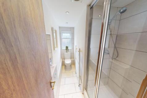Bright and modern bathroom with a large walk-in...