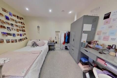 A cozy and neatly arranged single bedroom featu...