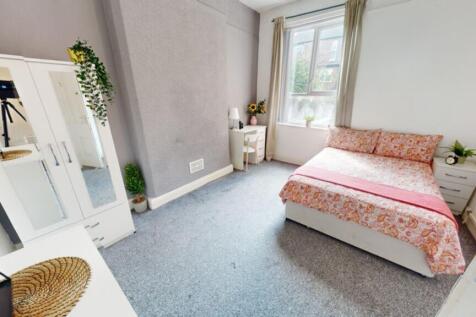 A spacious and bright large double bedroom with...