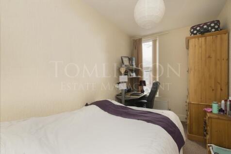 Cozy and tidy single bedroom featuring a comfor...