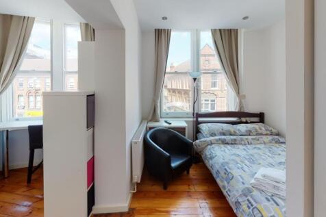 Bright and inviting double bedroom featuring la...