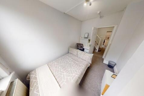 A bright and tidy single bedroom featuring a ne...