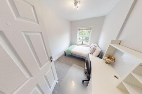 Bright and tidy single bedroom featuring a comf...