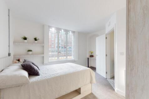 A spacious and bright large double bedroom feat...