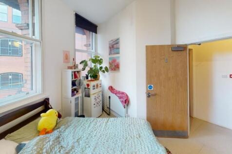 Bright and tidy single bedroom featuring a larg...