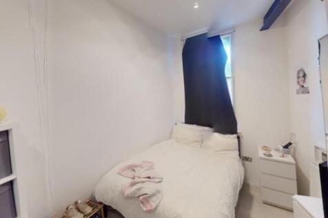 Cozy double bedroom featuring a comfortable dou...