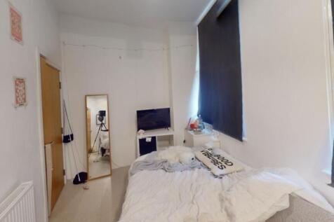 Cozy bedroom featuring a comfortable single bed...