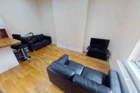 A spacious and inviting large modern living roo...