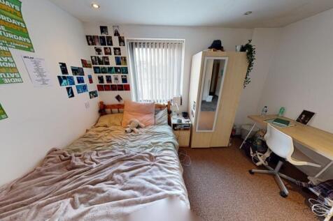 Bright and cozy single bedroom with a comfortab...