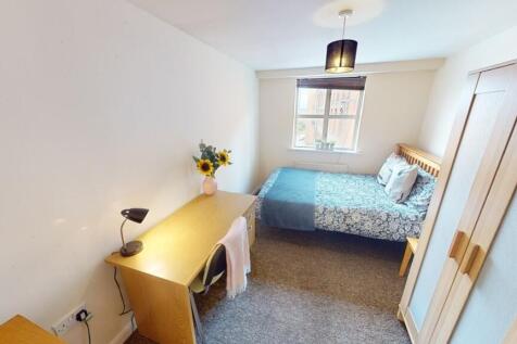 Bright and tidy single bedroom featuring a comf...