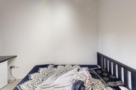 A simple and tidy single bedroom featuring a ne...
