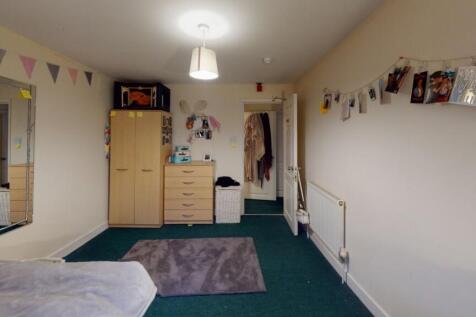 A bright and well-maintained double bedroom fea...