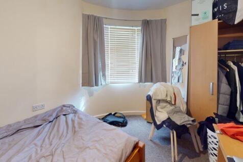 A cozy double bedroom featuring a comfortable b...