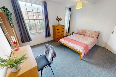 A spacious and bright large double bedroom feat...