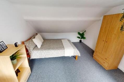 A cozy and inviting double bedroom, perfect for...