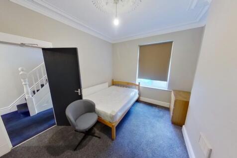 A neat and well-maintained single bedroom featu...