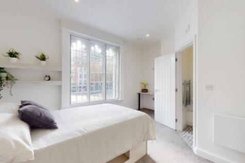 A bright and spacious large double bedroom feat...