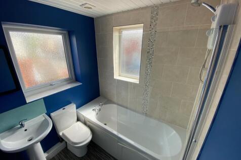 Spacious bathroom suite featuring a stylish bat...