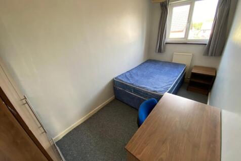 A cozy double bedroom featuring a comfortable b...