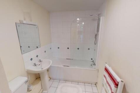 Bright and clean bathroom suite featuring a ful...