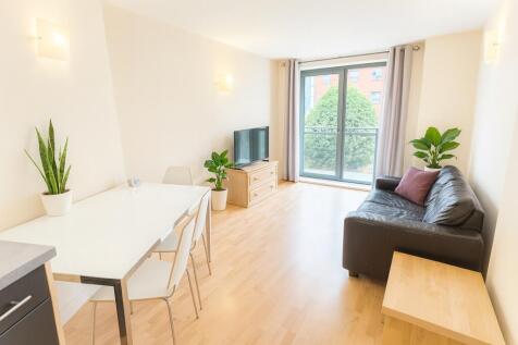 Bright and well-maintained living space featuri...