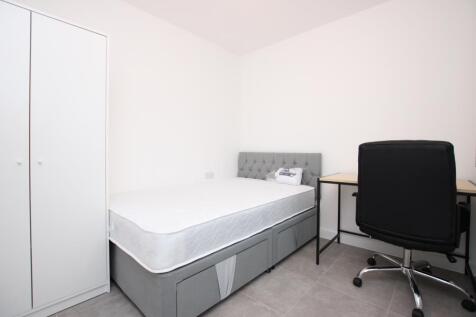 Bright, tidy single bedroom with a neat grey di...