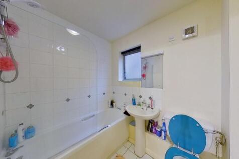 Bright and clean bathroom suite featuring a ful...