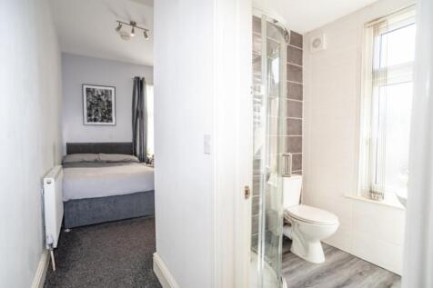 This beautifully designed double bedroom featur...