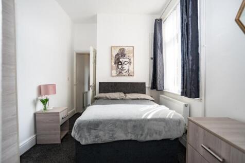 This cozy double bedroom features a stylish des...