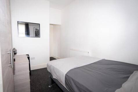 Bright and inviting double bedroom featuring am...