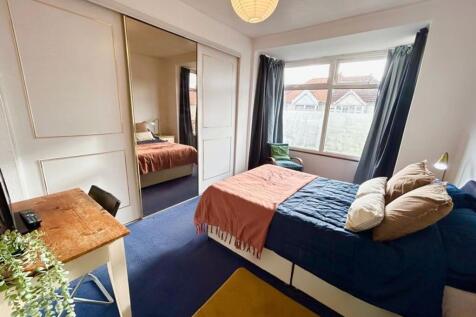 A spacious and inviting large double bedroom fe...