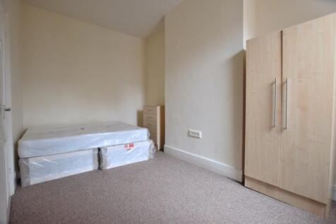 A spacious and tidy double bedroom with potenti...