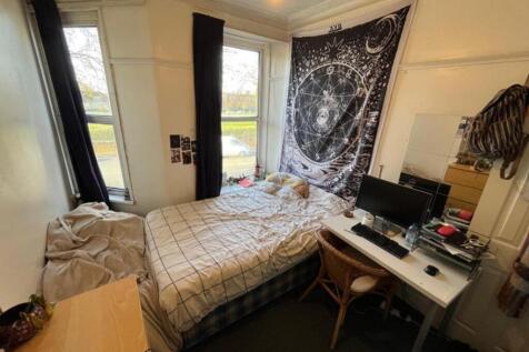 A cozy double bedroom with good natural light, ...