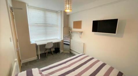 A well-kept double bedroom featuring a comforta...