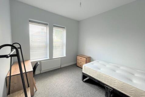 A bright and spacious double bedroom with natur...
