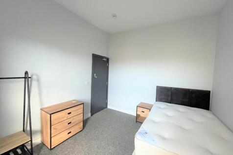 A bright and spacious double bedroom with moder...