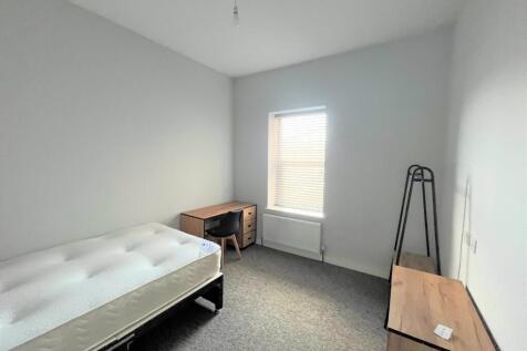 A bright and spacious double bedroom, perfect f...