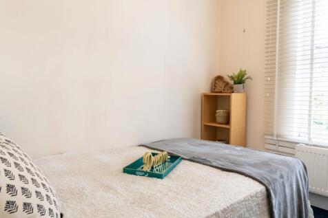 A cozy double bedroom featuring a comfortable b...