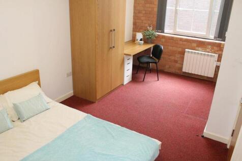A cozy double bedroom featuring a comfortable b...