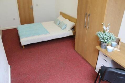 This inviting double bedroom features a spaciou...