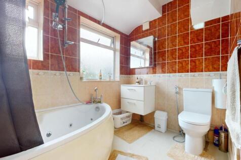 Bright and spacious bathroom suite featuring a ...
