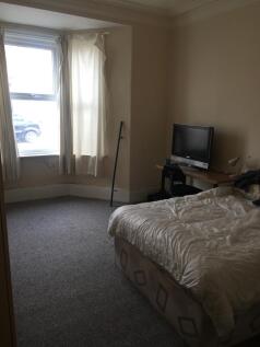 A cozy double bedroom featuring a comfortable b...