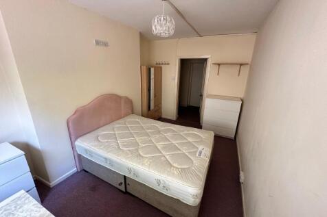 A spacious and inviting double bedroom featurin...