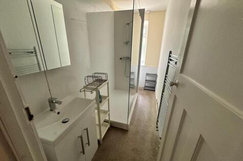 A modern and clean bathroom featuring a spaciou...