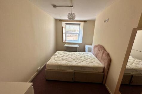 A cozy and inviting double bedroom featuring go...