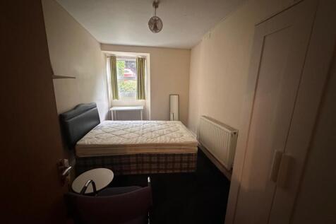 Neatly presented double bedroom with a comforta...