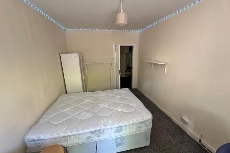 A spacious double bedroom with good lighting an...