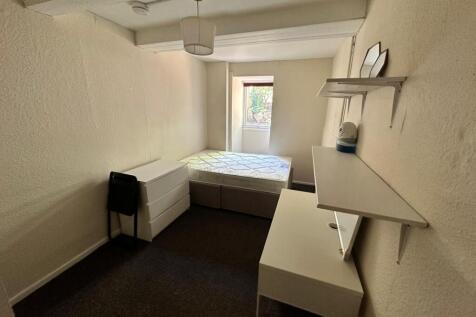 A cozy double bedroom featuring a comfortable b...