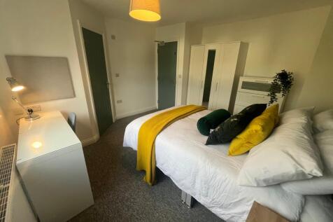 A beautifully appointed double bedroom featurin...